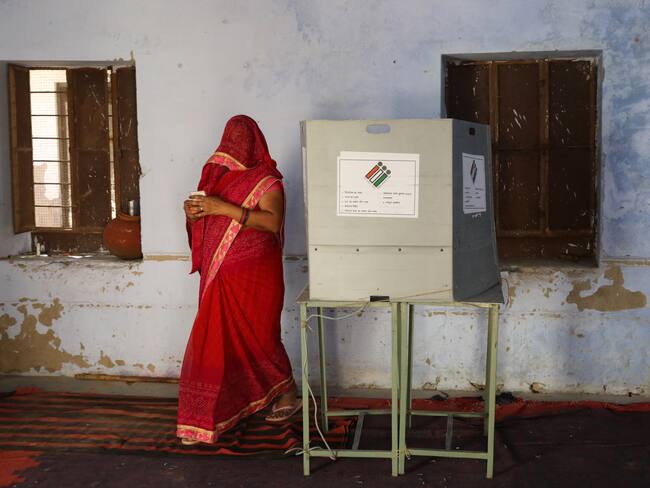 Jaipur (India), 19/04/2024.- A woman casts her vote at a polling station during the first phase of the general elections in Bidara Village in Rajasthan, India, 19 April 2024. Voting has begun in the Indian general elections. The elections will be held over seven phases between 19 April and 01 June 2024 with the results being announced on 04 June. (Elecciones) EFE/EPA/RAJAT GUPTA