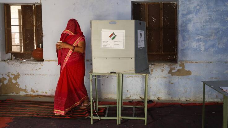 Jaipur (India), 19/04/2024.- A woman casts her vote at a polling station during the first phase of the general elections in Bidara Village in Rajasthan, India, 19 April 2024. Voting has begun in the Indian general elections. The elections will be held over seven phases between 19 April and 01 June 2024 with the results being announced on 04 June. (Elecciones) EFE/EPA/RAJAT GUPTA