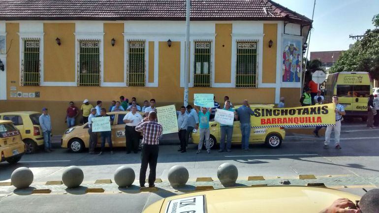 Protesta de los taxistas frente a la Casa del Carnaval