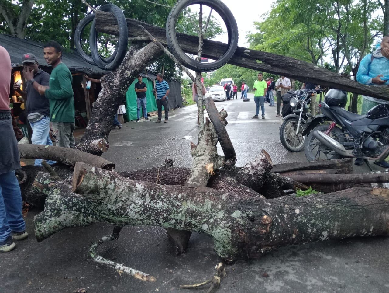 Damnificados por el invierno bloquean carretera que conecta la Mojana con el resto de Sucre