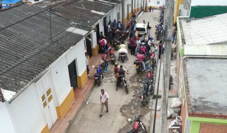 Personas desplazándose desde San Calixto
