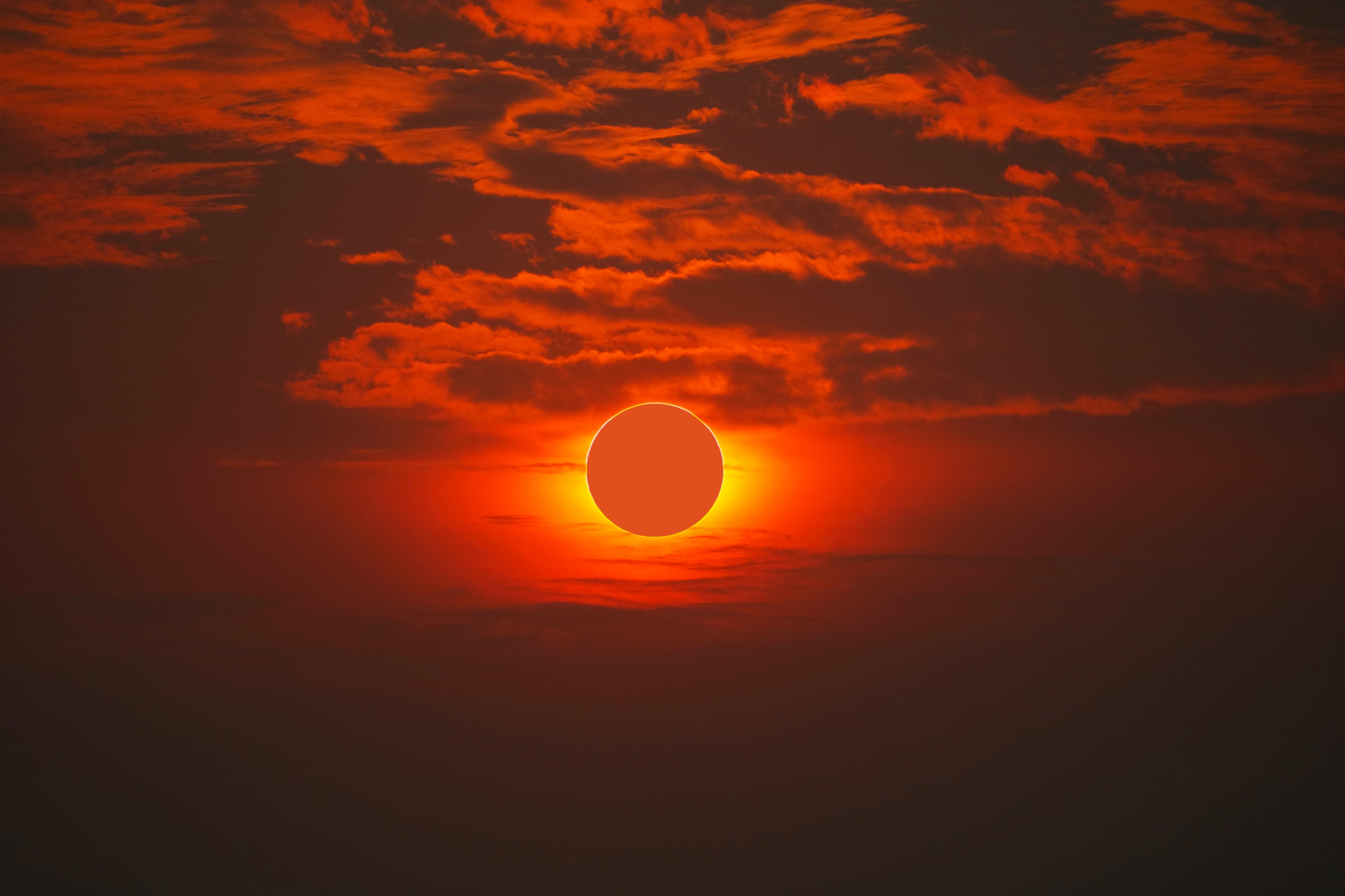 Eclipse solar anular siendo visualizado con el cielo de color naranja. (Foto vía Getty Images)