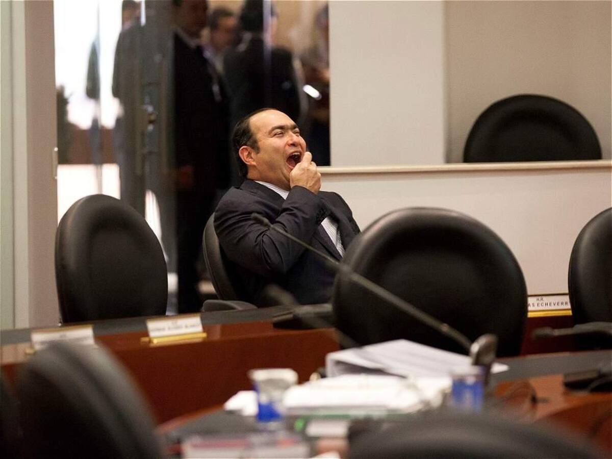 Durante el interrogatorio al magistrado Jorge Pretelt en la Comisión de Acusación por el escándalo de supuesto soborno a Fidupetrol y que tiene en la lupa a la Corte Constitucional, se conocieron estas imágenes donde aparece el magistrado investigado en aparente regocijo y riéndose junto con su apoderado, el abogado Abelardo de la Espriella. Foto: El Tiempo