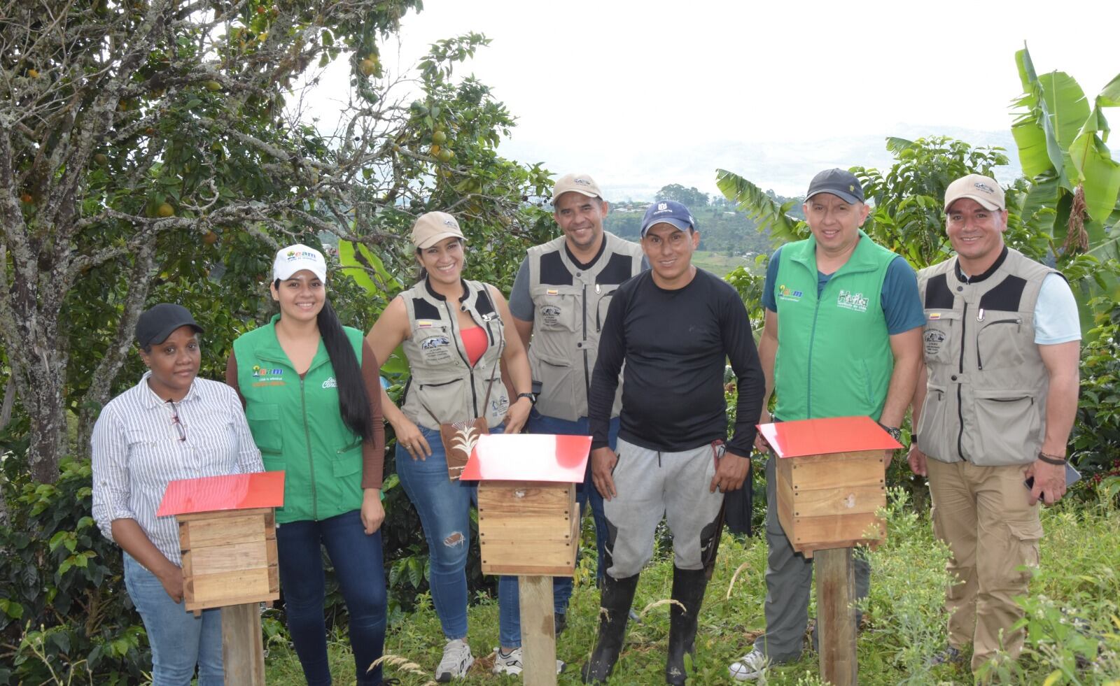 Según la entidad ambiental este proceso incluye la entrega de unos meliponarios o colmenas donde se resguardan estas abejas, para que cada familia tenga la posibilidad de preservar especies nativas tanto grandes como pequeñas y así contribuir a este proceso de protección y recolección de información de estas abejas silvestres.