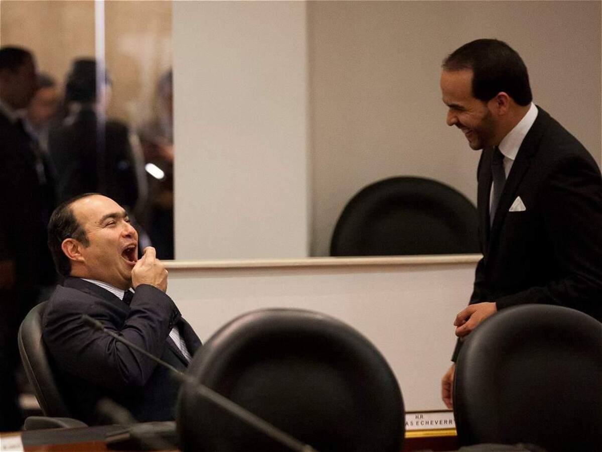 Durante el interrogatorio al magistrado Jorge Pretelt en la Comisión de Acusación por el escándalo de supuesto soborno a Fidupetrol y que tiene en la lupa a la Corte Constitucional, se conocieron estas imágenes donde aparece el magistrado investigado en aparente regocijo y riéndose junto con su apoderado, el abogado Abelardo de la Espriella. Foto: El Tiempo