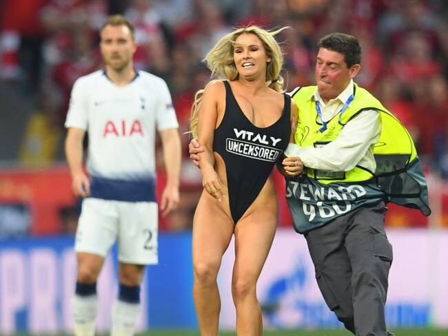 Aficionada saltó al campo de juego en plena final de Champions