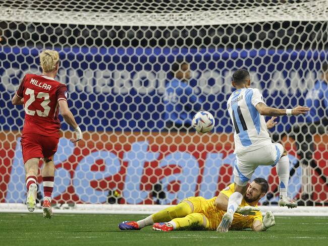 Atlanta (United States), 21/06/2024.- Maxime Crepeau of Canada (C) blocks the shot of Angel Di Maria of Argentina (R) as Liam Millar of Canada (L) gives chase during the CONMEBOL Copa America 2024 group A soccer match between Argentina and Canada, in Atlanta, Georgia, USA, 20 June 2024. EFE/EPA/ERIK S. LESSER