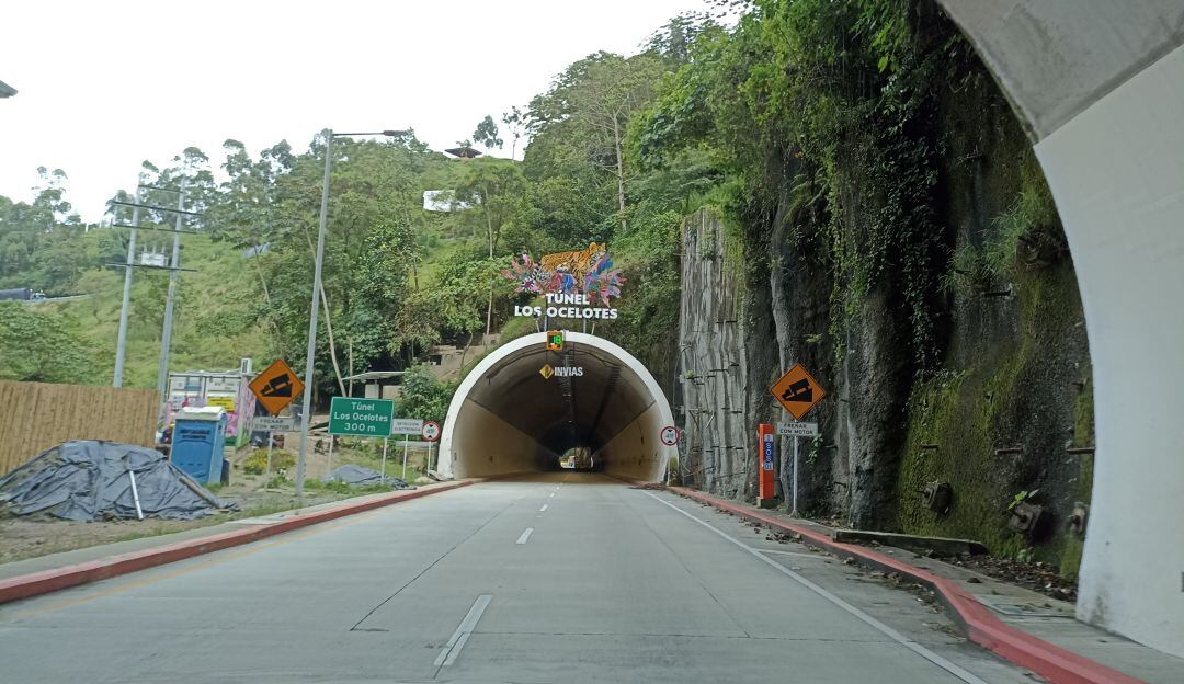 Uno de los túneles en la vía la línea entre Calarcá y Cajamarca