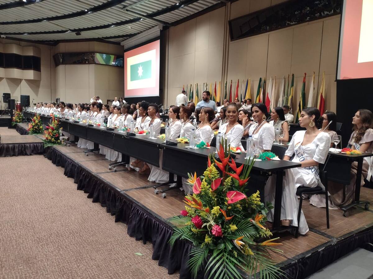 Belleza y mucho ambiente novembrino en sesión del Concejo de Cartagena