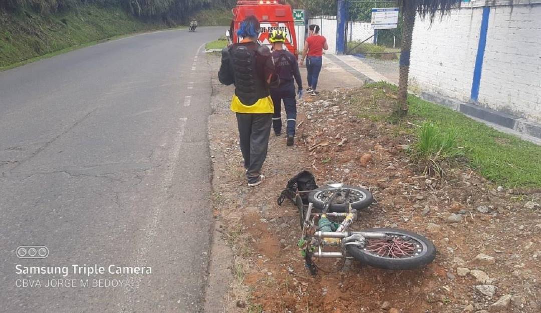 Accidente en bicicleta deja dos heridos. Crédito: Bomberos Anserma, Caldas.