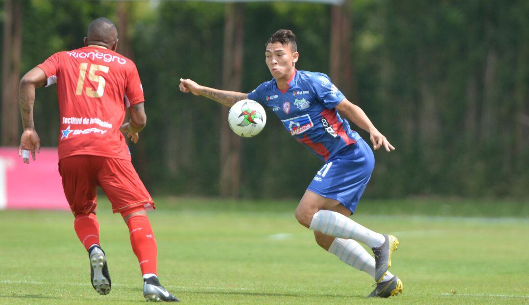 Ricardo Márquez (uniforme azul), en un partido de la Liga Colombiana.