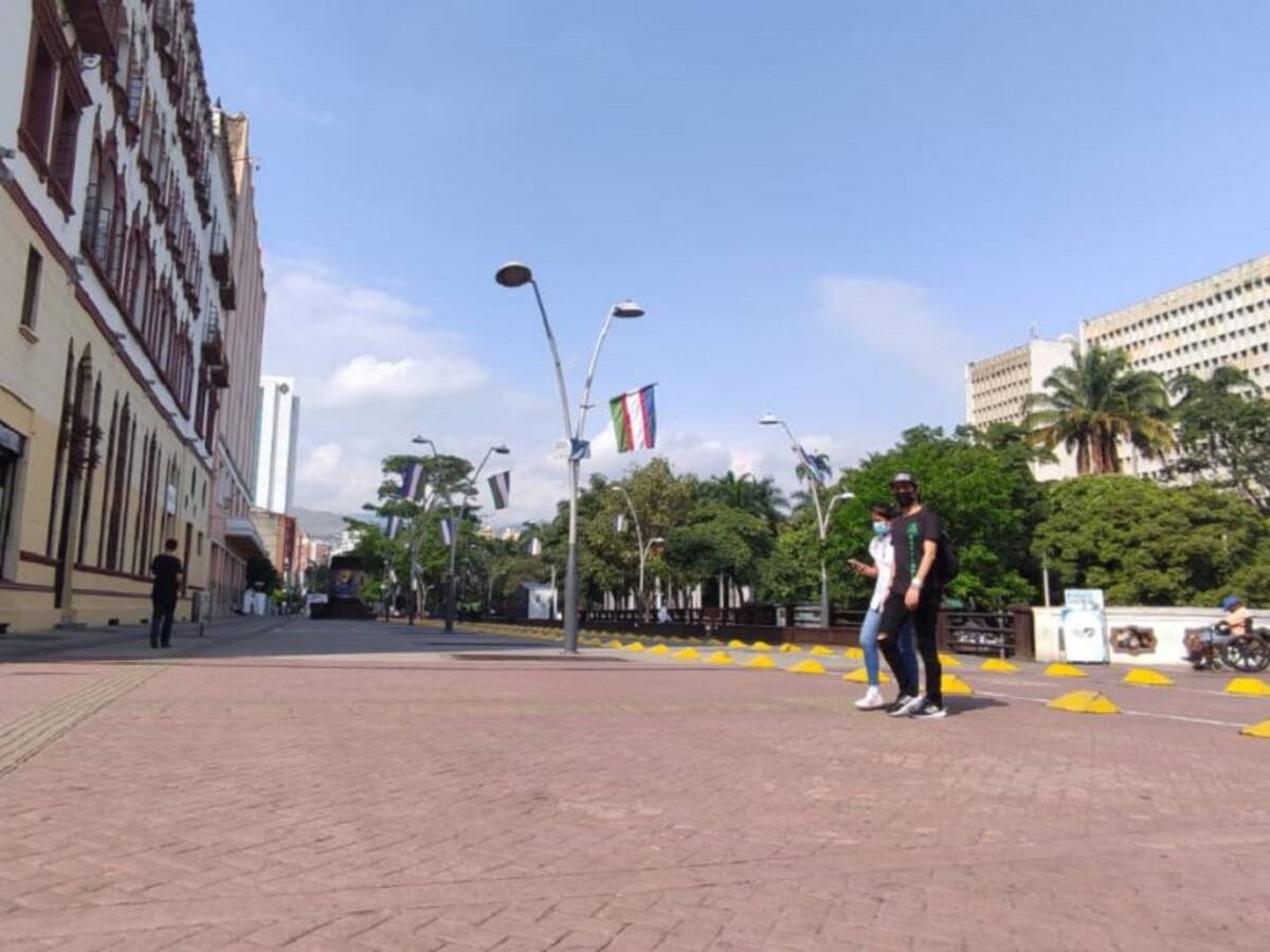 Cali sin tapaboca en espacios al aire libre
