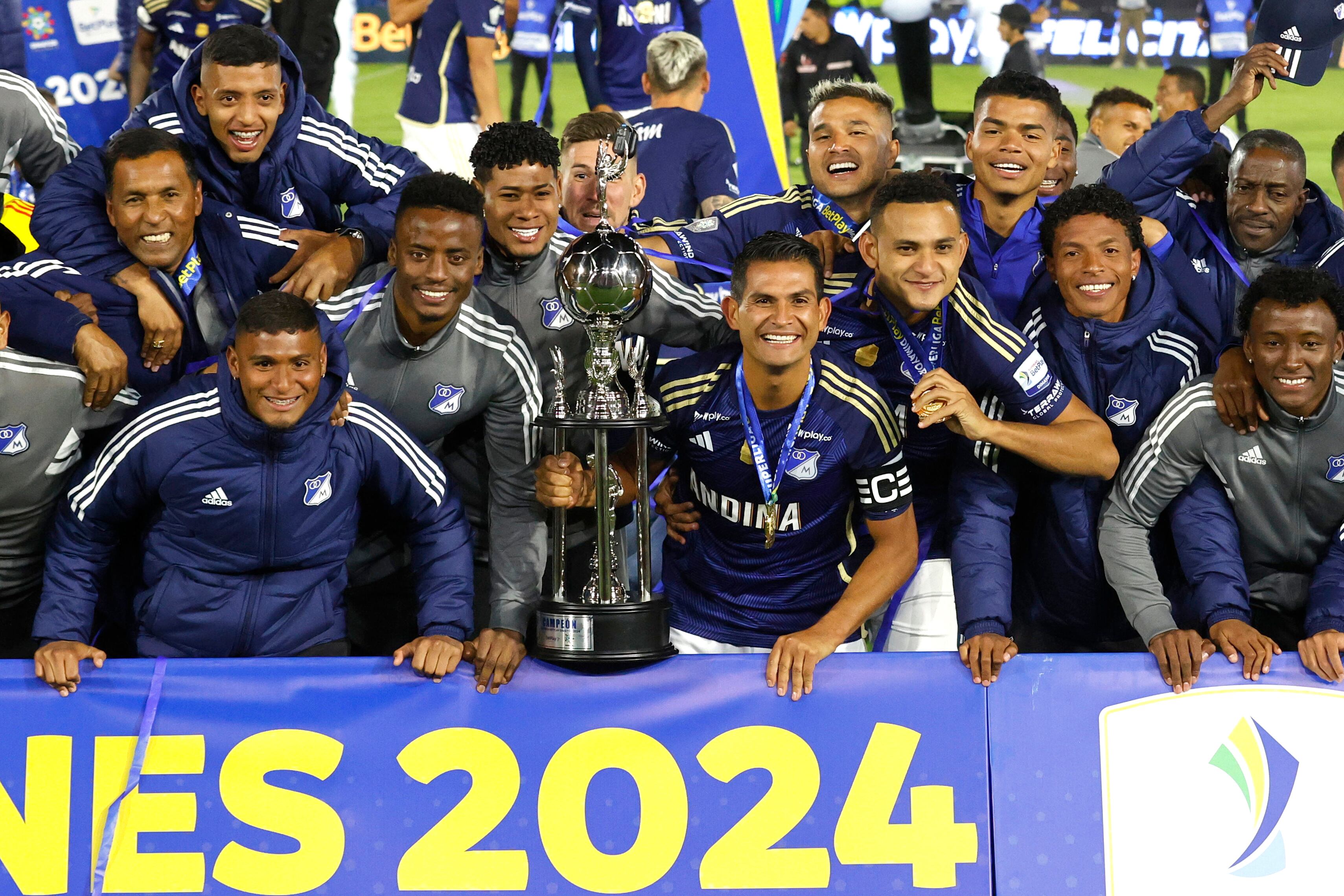 Jugadores de Millonarios posan con el trofeo tras ganar la final de la Superliga Colombiana EFE/ Mauricio Dueñas Castañeda