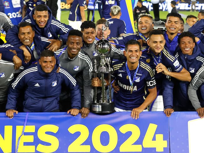 Jugadores de Millonarios posan con el trofeo tras ganar la final de la Superliga Colombiana EFE/ Mauricio Dueñas Castañeda