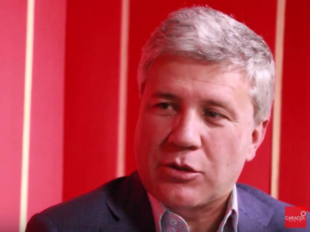 Espero que mi hijo entienda que por la paz no estuve más tiempo con él: Juan Fernando Londoño