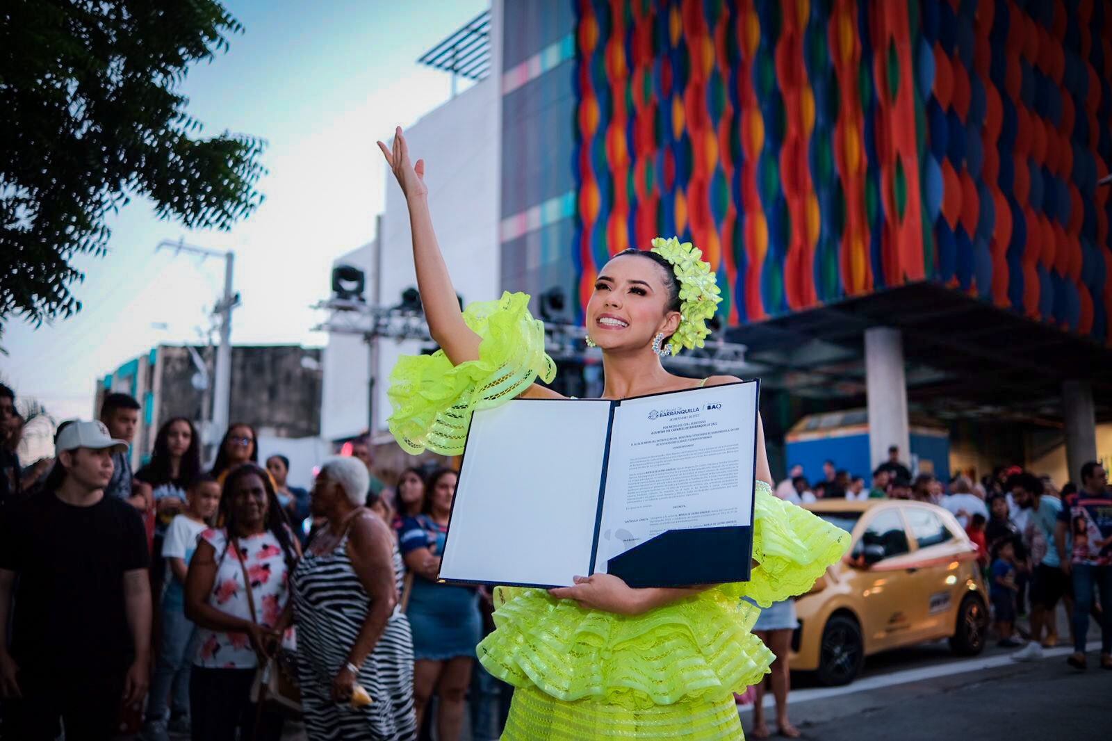 Natalia De Castro, la reina del Carnaval de Barranquilla luego de la entrega del decreto./ Secretaría de Cultura