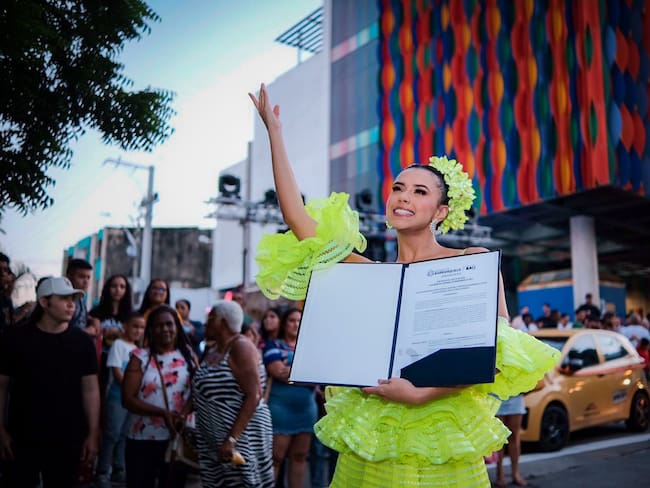 Natalia De Castro, la reina del Carnaval de Barranquilla luego de la entrega del decreto./ Secretaría de Cultura