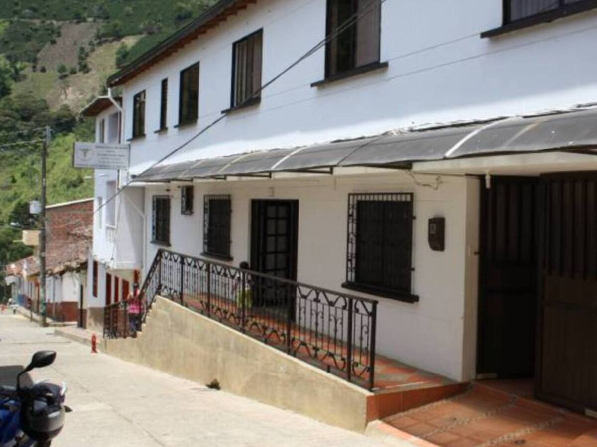 Atracan a una ambulancia y varios vehículos en el occidente de Antioquia