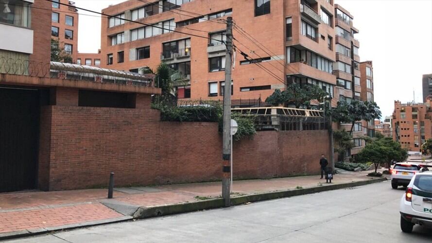 Según los residentes que colindan con la vivienda, no existe ningún aviso correspondiente a la Curaduría o a la Alcaldía de la localidad que diera el aval pertinente para estos trabajos. Foto: Diego Aguilar (W Radio)