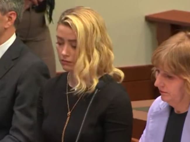 La actriz Amber Heard al momento de escuchar el fallo en el juicio que la enfrentaba con Johnny Deep