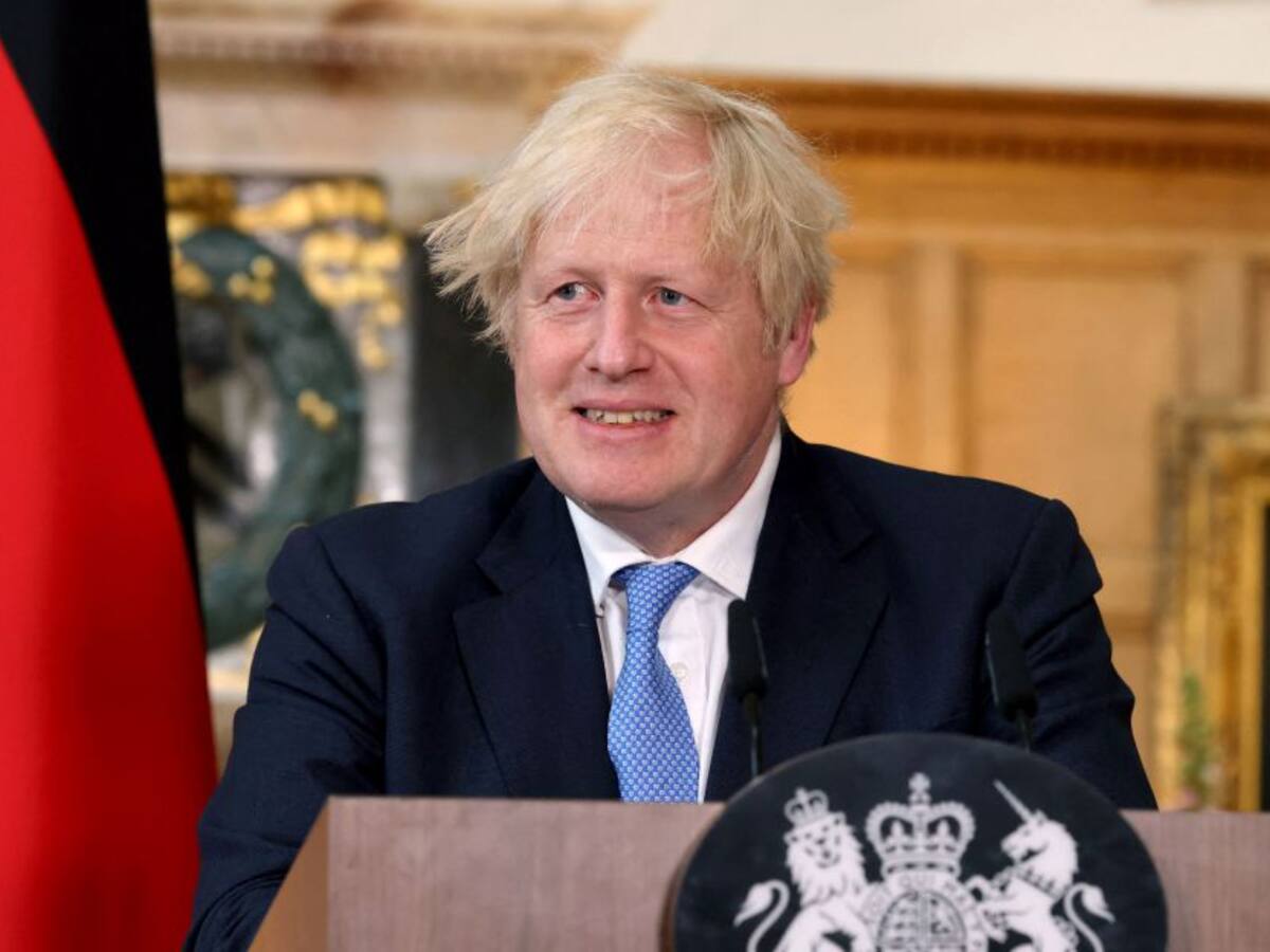 Presentan plan para reducir restricciones por covid en Reino Unido