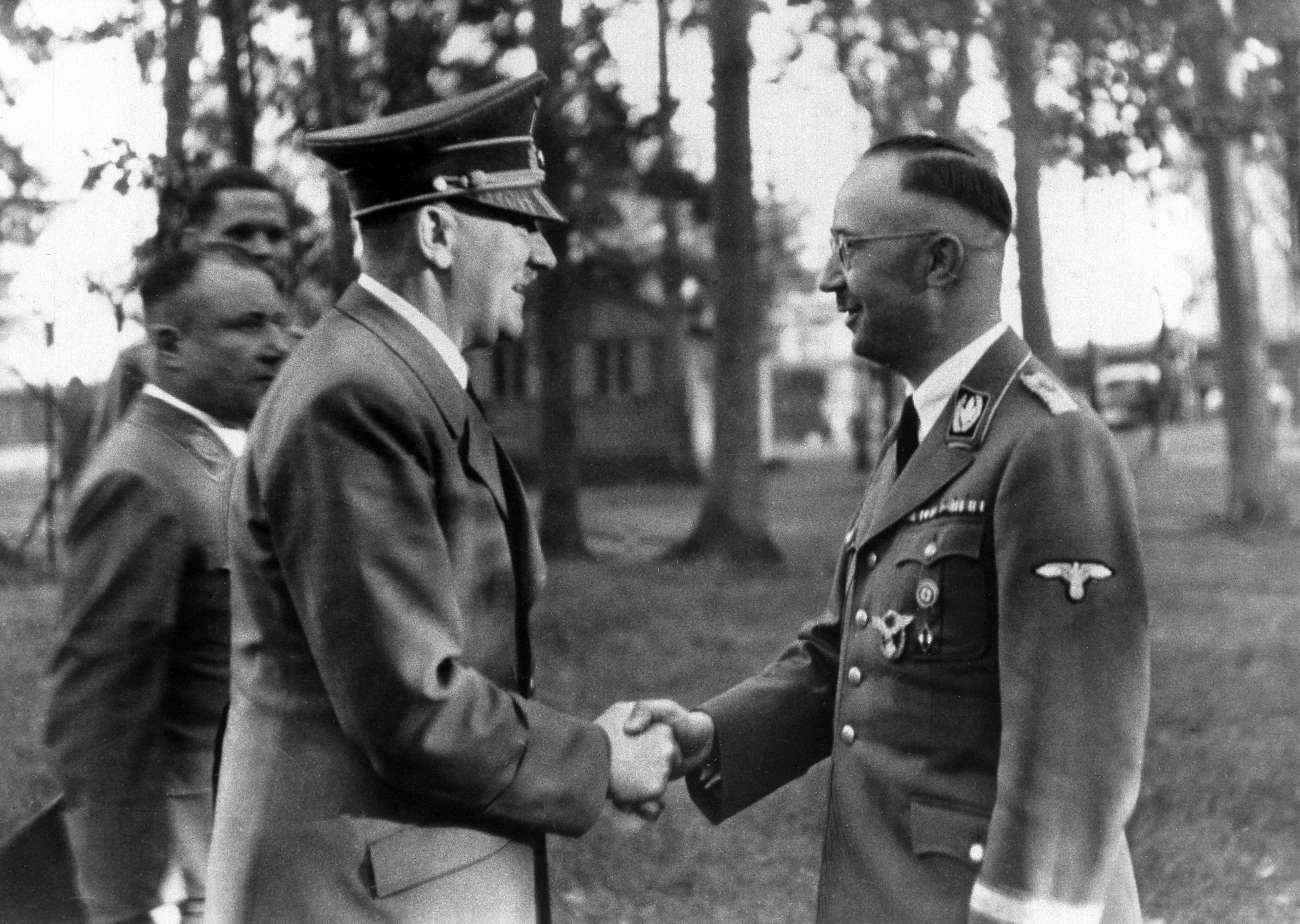 (Eingeschränkte Rechte für bestimmte redaktionelle Kunden in Deutschland. Limited rights for specific editorial clients in Germany.) Martin Bormann,,Heinrich Himmler,Adolf Hitler,  (*07.10.1900-23.05.1945+) , Politiker, NSDAP, D, - während eines Aufenthaltes im Führerhauptquartier 'Wolfsschanze' bei Rastenburg in Ostpreussen: Adolf Hitler gratuliert zum Geburtstag; links: Reichsleiter Martin Bormann  (Photo by ullstein bild via Getty Images)