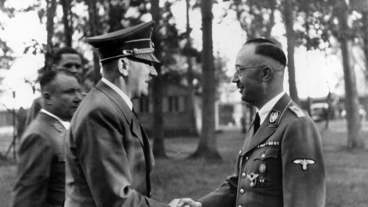 El médico de Himmler: el libro de Kersaudy sobre el “Buda mágico” que liberó prisioneros en la II Guerra Mundial