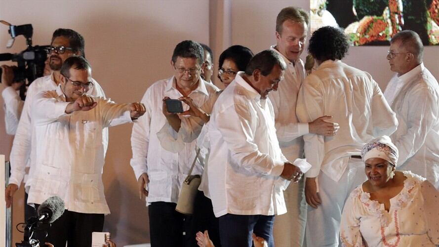 El máximo líder de las Farc, Rodrigo Londoño Echeverri (i) e integrantes del secretariado de las Farc celebran durante la firma del acuerdo de paz. Foto: Agencia EFE/Ricardo Maldonado