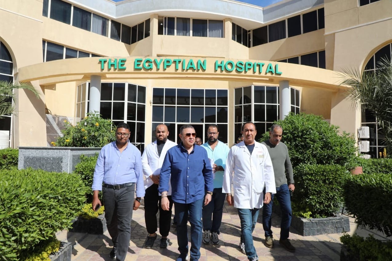 HURGADA (EGIPTO), 27/03/2025.- El gobernador de la provincia egipcia Mar Rojo, Amro Hanafi (c), visita a los heridos que viajaban a bordo del submarino accidentado a orillas de Hurgada, en el mar Rojo. Las autoridades egipcias confirmaron hoy que han rescatado a 39 turistas que viajaban a bordo del submarino accidentado a orillas de Hurgada, en el mar Rojo, y que no hay desaparecidos en este incidente que ha provocado la muerte de seis personas, cuatro de ellas de nacionalidad rusa. EFE/ Centro de Prensa Egipcio SÓLO USO EDITORIAL / SÓLO DISPONIBLE PARA ILUSTRAR LA NOTICIA QUE ACOMPAÑA (CRÉDITO OBLIGATORIO)