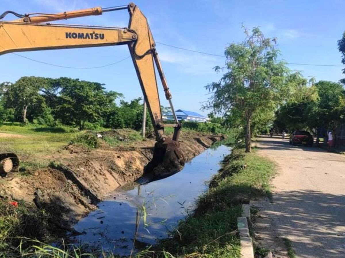 Distrito continúa limpieza de canales y caños con el Banco de Máquinas
