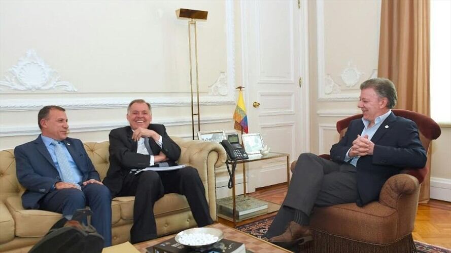 El presidente Juan Manuel Santos y el exprocurador Alejandro Ordoñez en la Casa de Nariño. . Foto: