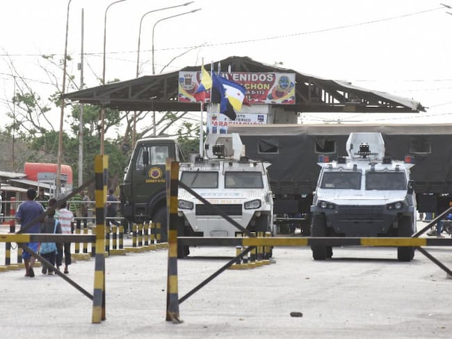 Ejército venezolano bloquea con tanquetas el paso vehicular en la Guajira