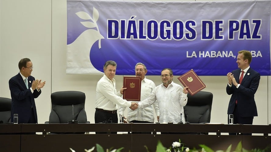 El Presidente de la República, Juan Manuel Santos Calderón, y Rodrigo Londoño Echeverri, jefe de las Farc, intercambian saludos luego de la suscripción del Acuerdo para el Cese al Fuego. . Foto: suministrada por SIG / Juan David Tena