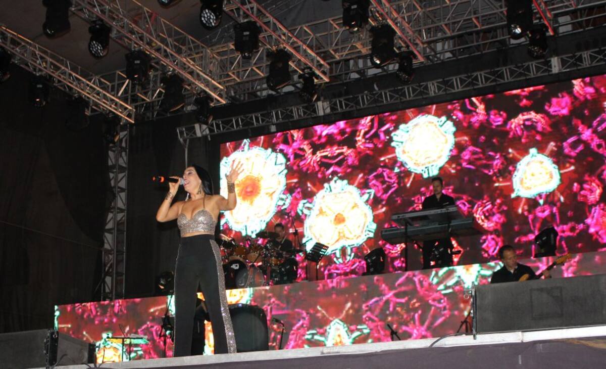 Sin importar la lluvia, las personas disfrutaron y cantaron junto con Mujeres a la Plancha.
