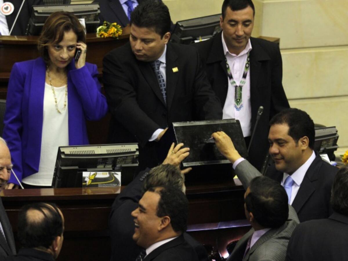 Funcionaria del Senado estaría pidiendo coimas a contratistas