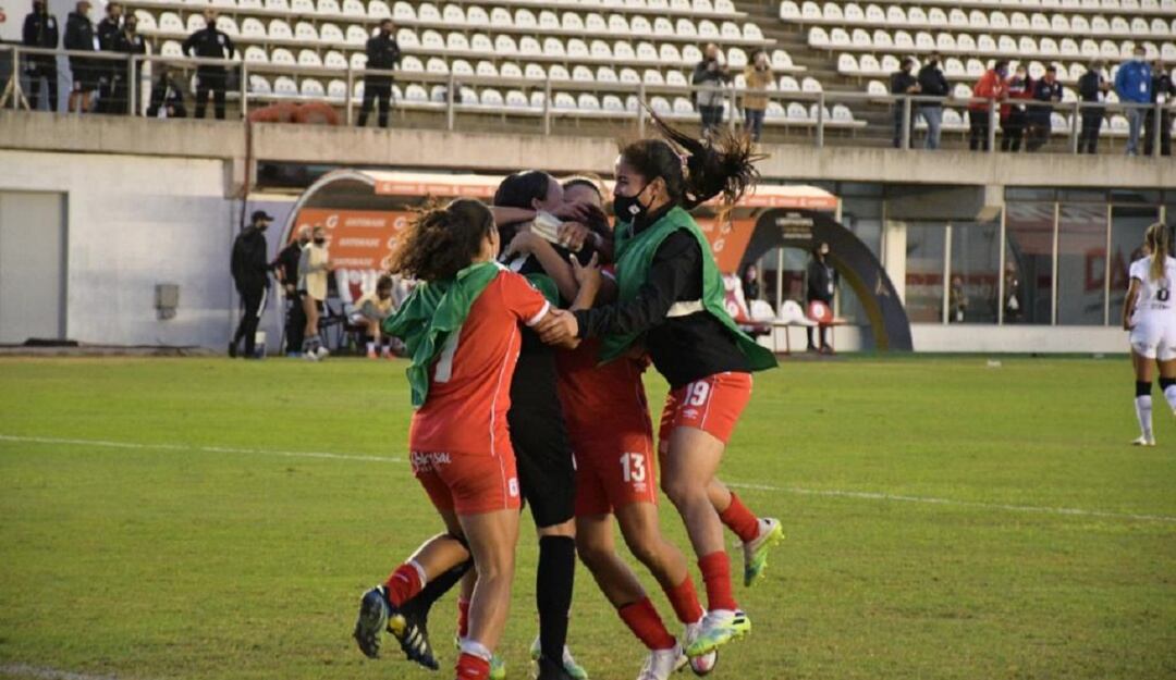 Las jugadoras del América festejan la clasificación junto a Katherine Tapia.