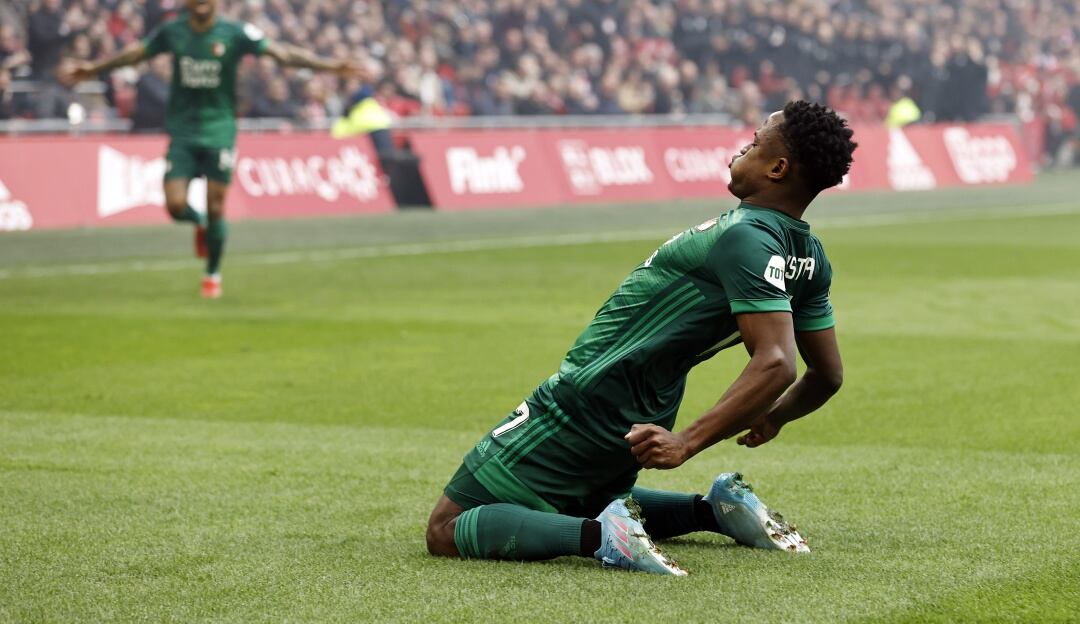 Luis Sinisterra festeja su gol en el clásico ante el Ajax.