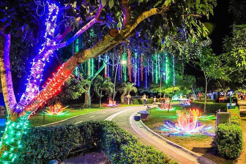 Alumbrado navideño en la Ronda del Sinú de Montería.