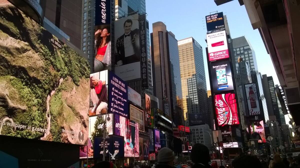 La actriz, comediante y escritora, ha sido víctima de bullyng por parte de las fanáticas de Evans.