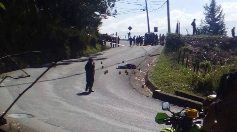Sobre la vía quedó tendido el cadáver del guardián del Inpec.