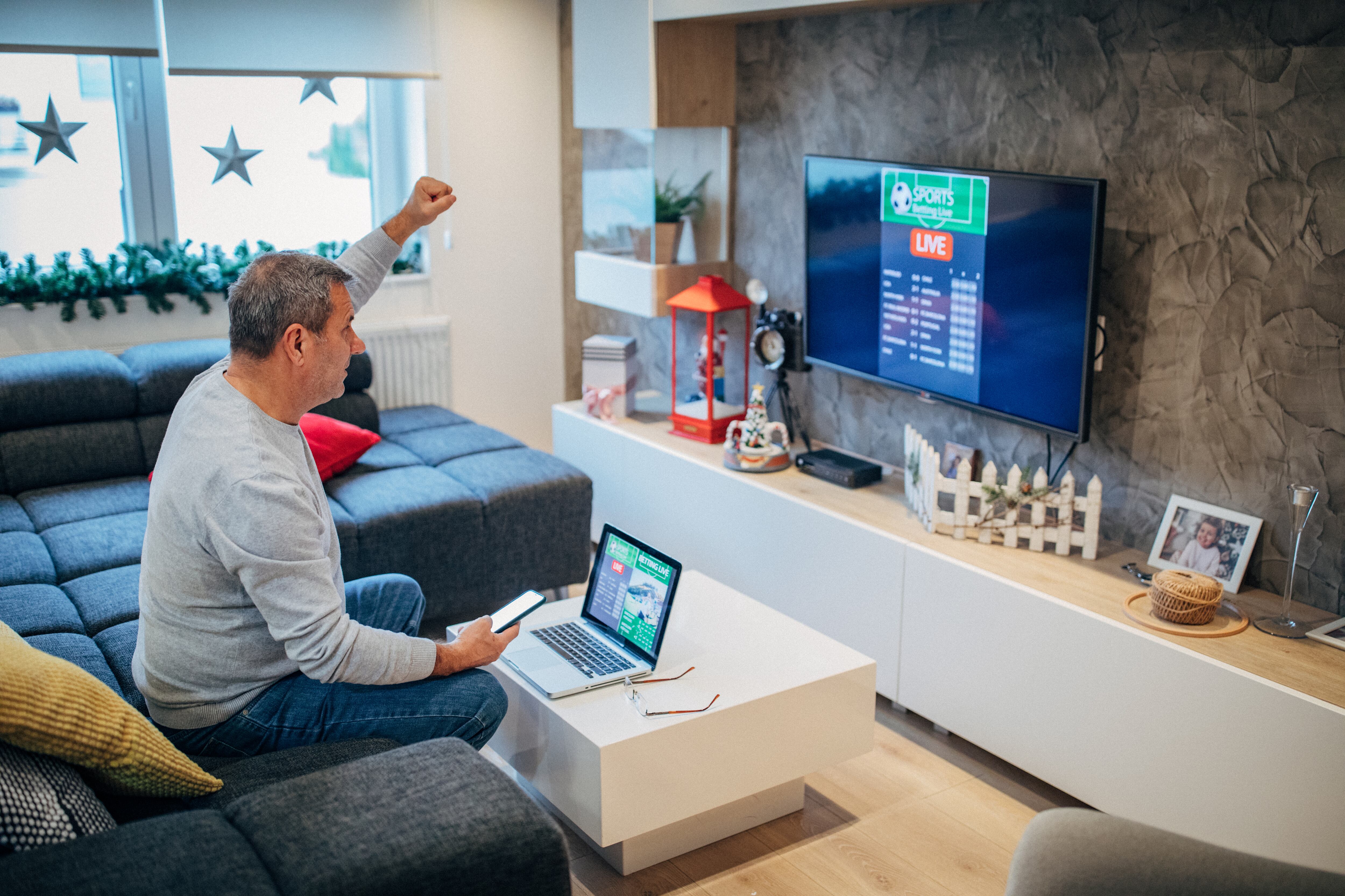 conexión entre computador y televisor- Getty Images