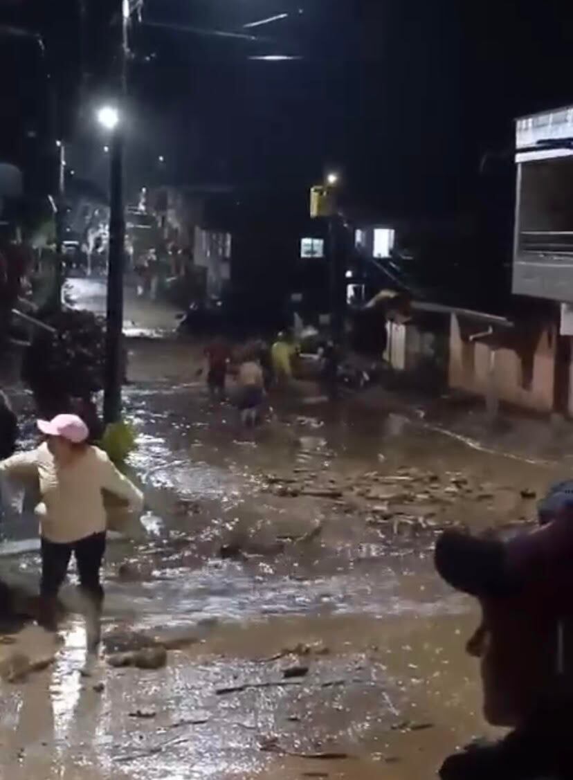 Las calles quedaron inundadas en buena parte del municipio de Venecia, Antioquia, tras una avalancha. Foto: cortesía.