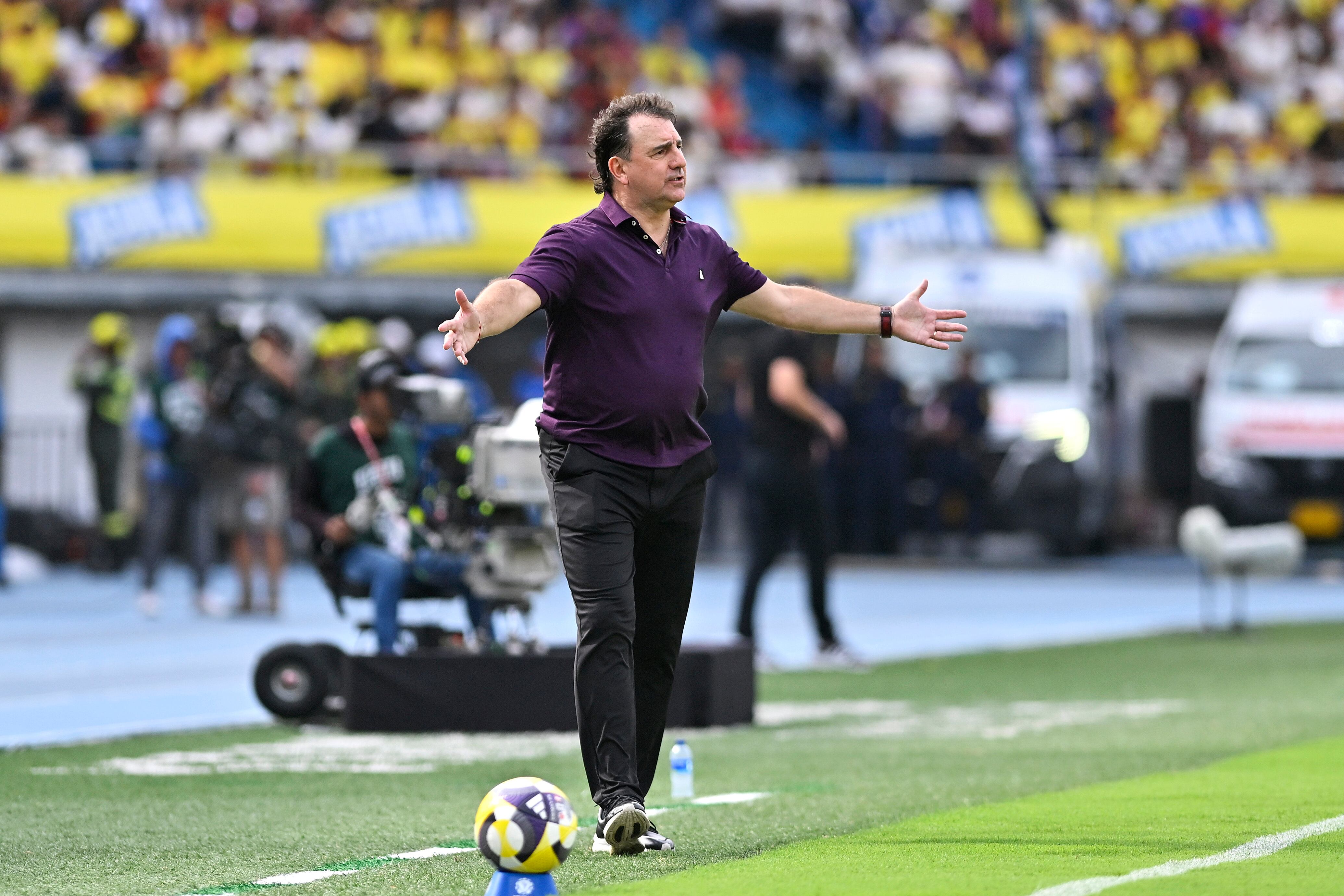 Néstor Lorenzo, DT de la Selección Colombia, durante el juego de este viernes ante Perú. (Photo by Gabriel Aponte/Getty Images)