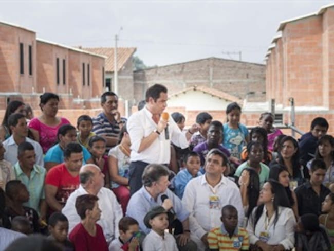 Minvivienda refuta a Uribe, quien se atribuyó el origen de proyecto de casas gratis