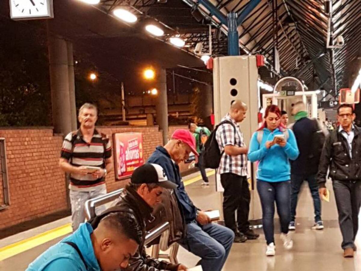 El Metro entrega 8.000 libros a sus viajeros el día del idioma