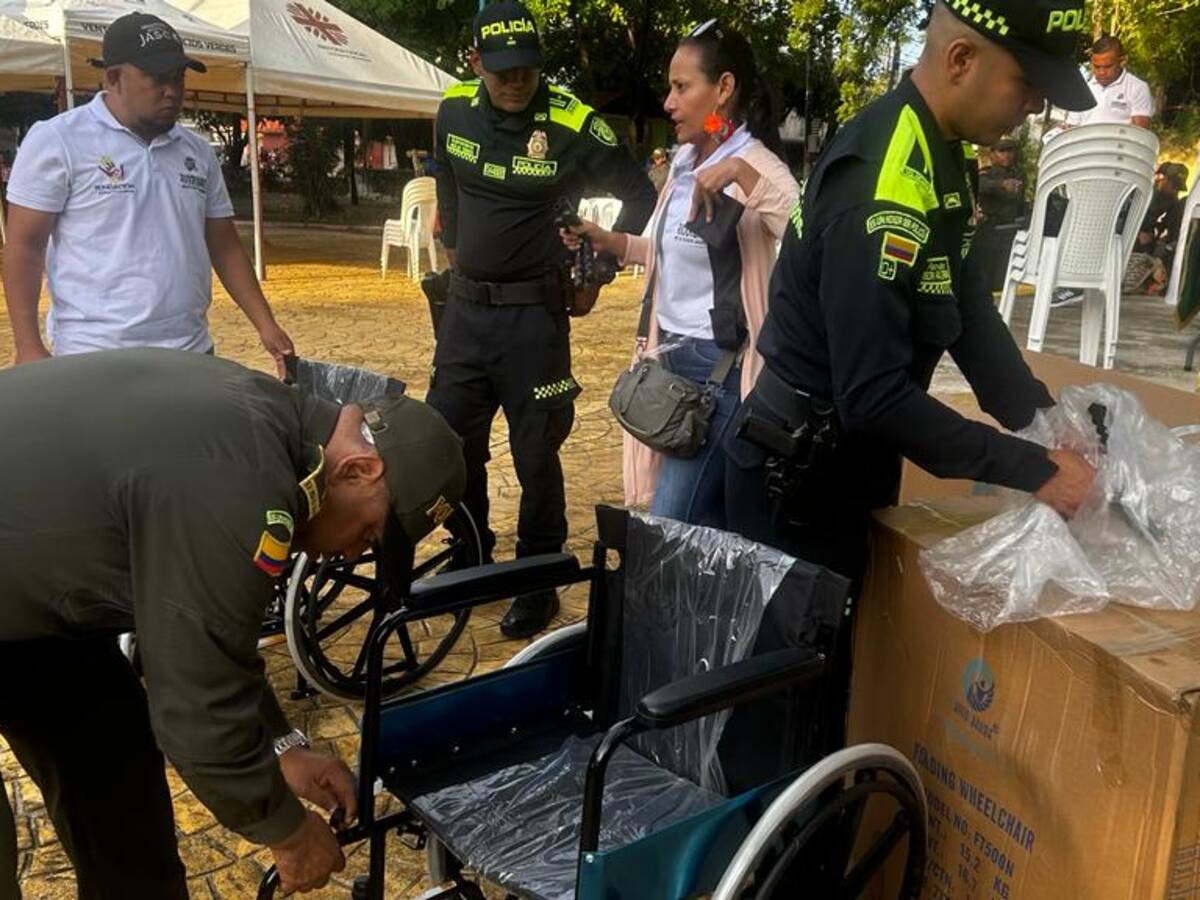 Comerciantes de Magangué entregaron sillas de ruedas