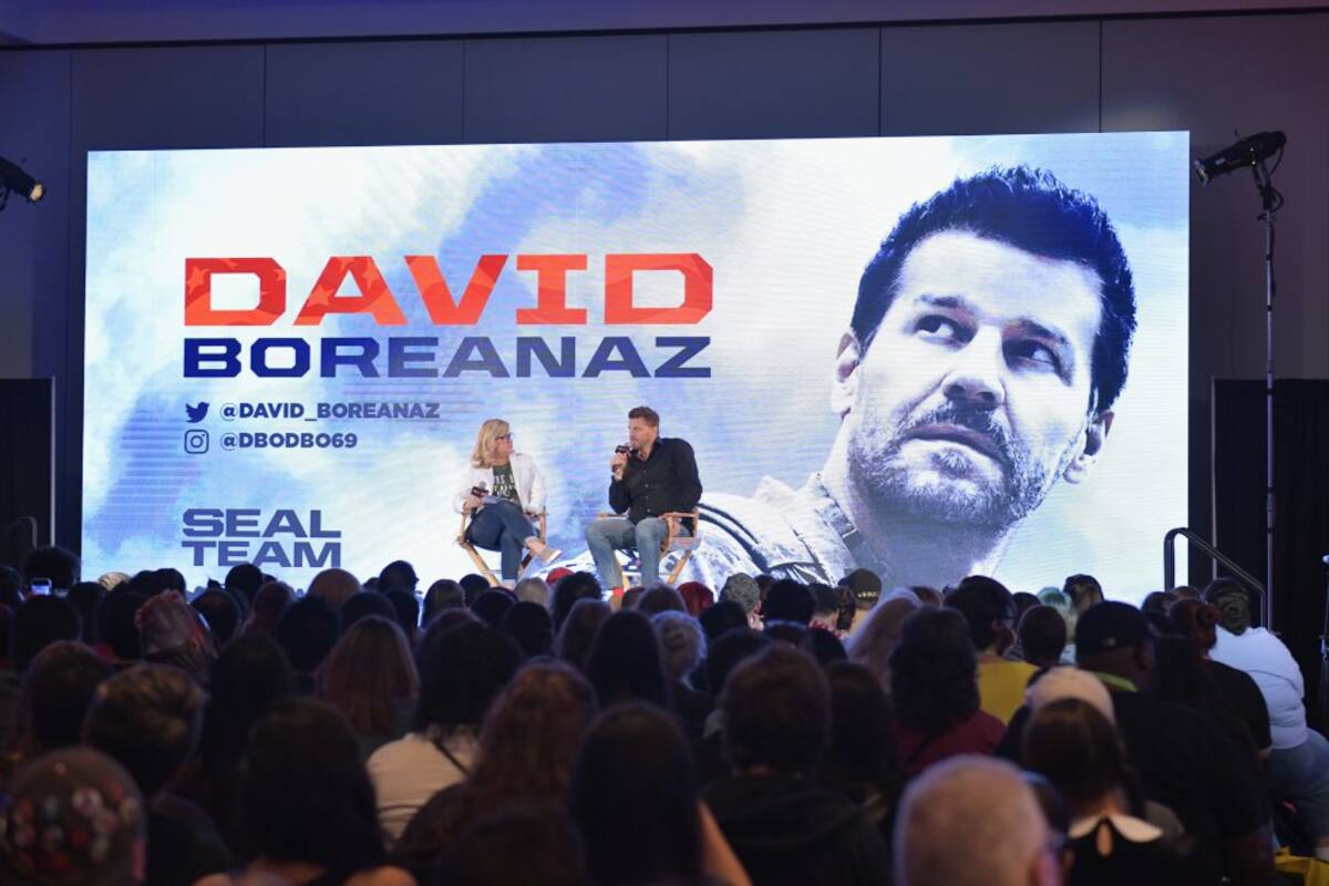 El actor David Boreanaz habla en el escenario durante una conversación con el panel de David Boreanaz durante el Comic Con 2018 de Nueva York en el Javits Center el 4 de octubre de 2018 en la ciudad de Nueva York.