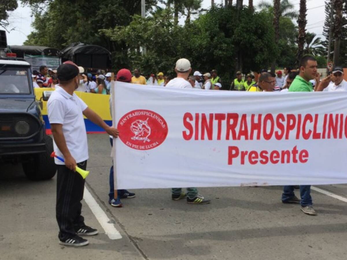 Trabajadores del HUV vuelven a marchar en contra de los despedidos masivos por Ley 550