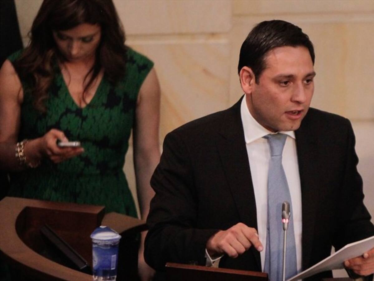 Presidente del Senado pide la renuncia de la directora Financiera de la Corporación