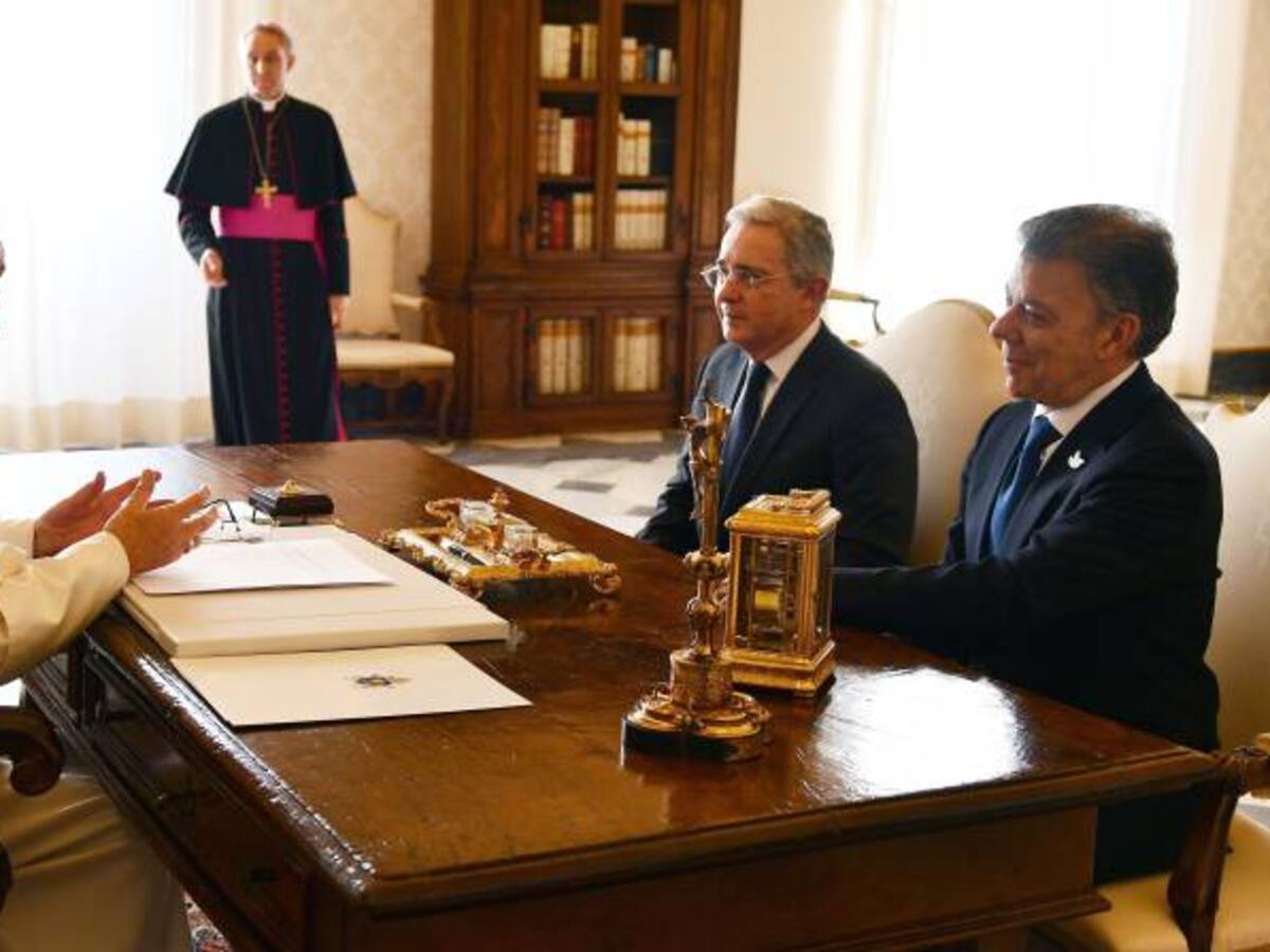 A instancias del papa, Santos y Uribe hablaron de sus diferencias sobre la paz